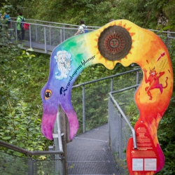 Eingang zur Klammgeistweg mit Regenbogenschlangentor